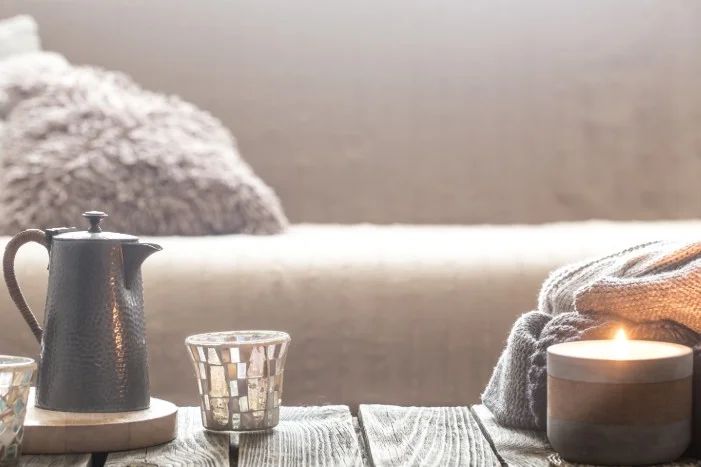 Gemütliche Ecke mit Kerze und Teekanne