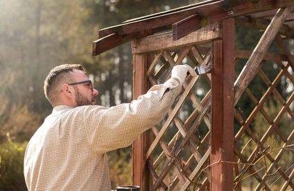RT Carports Pergolen streichen Mann streicht Pergola 20 32 717x467 Mann streicht Pergola