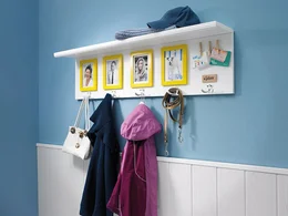Garderobe mit Fotos und Haken
