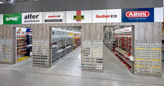 Die Eisenwarenabteilung in einem Baumarkt mit mehreren Gängen.