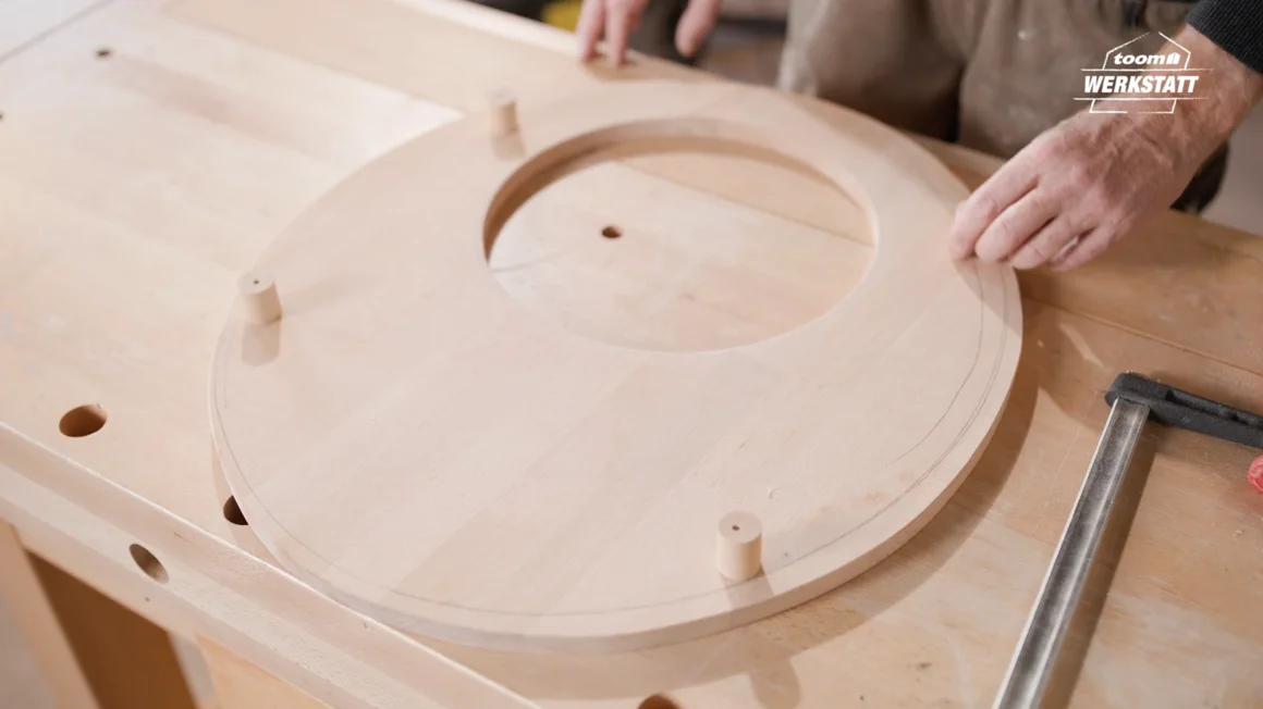 Runde Holzplatte mit Dübeln