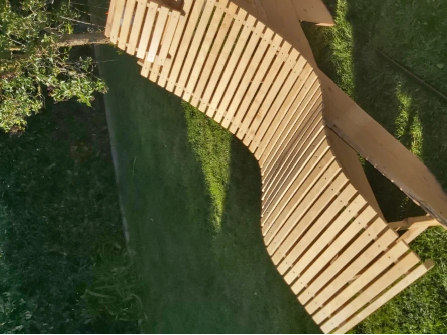 Gebogene Holzrampe auf Rasen