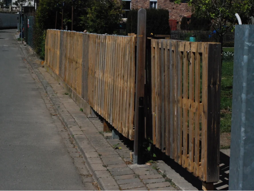 Ein Holzzaun aus Paletten