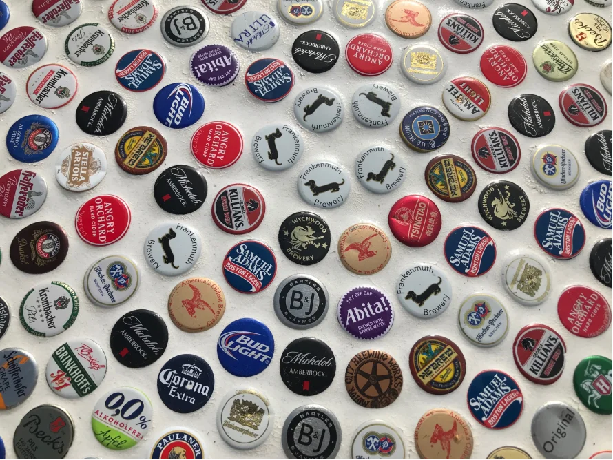 Viele bunte Bierdeckel auf einer Fläche