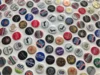 Viele bunte Bierdeckel auf einer Fläche