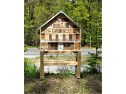 Insektenhotel am Waldrand