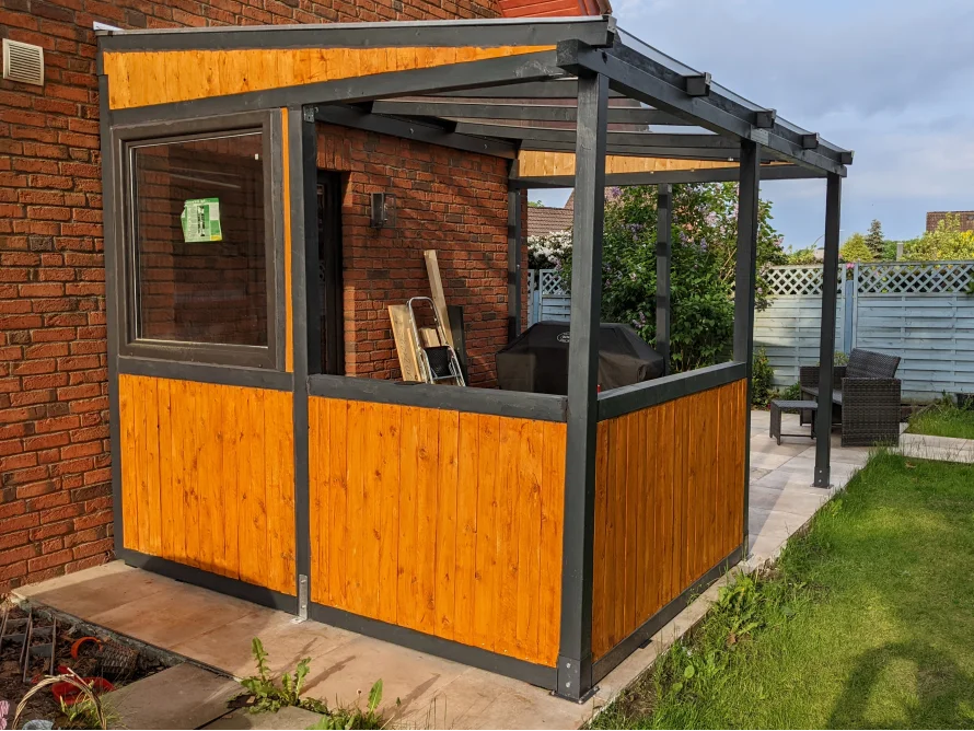 Unfertiger Anbau an einem Haus