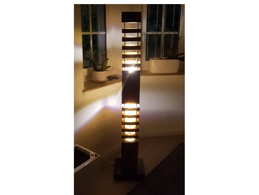 Schmale hohe Stehlampe aus Holz