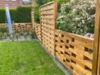 Holzzaun im Garten