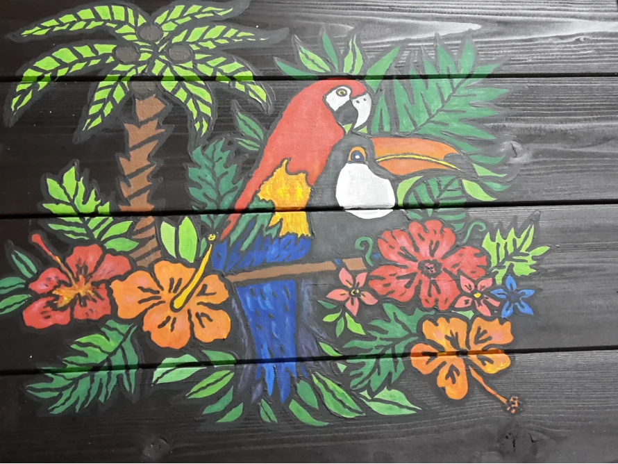 Zwei Papageien auf einem Ast mit Hibiskusblüten