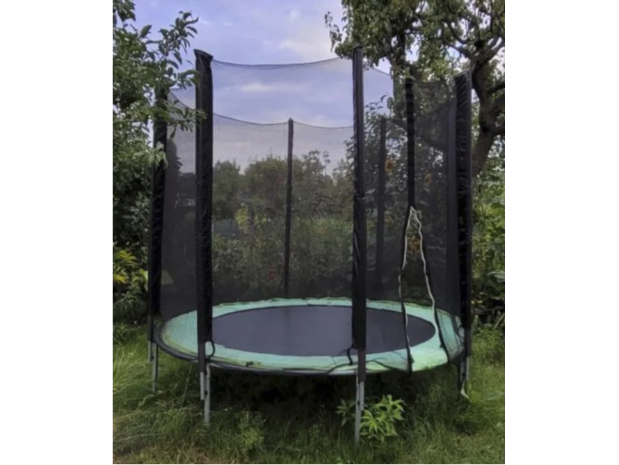 Rundes Trampolin mit Sicherheitsnetz im Garten