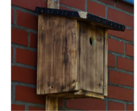 Ein brauner Vogelhaus aus Holz.