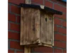 Ein brauner Vogelhaus aus Holz.