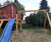 Hölzerner Spielplatz mit Rutsche und Schaukeln