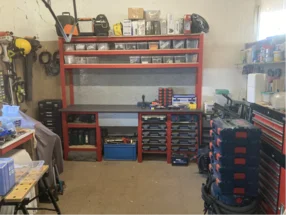 Gut sortierte Werkbank in einer Werkstatt