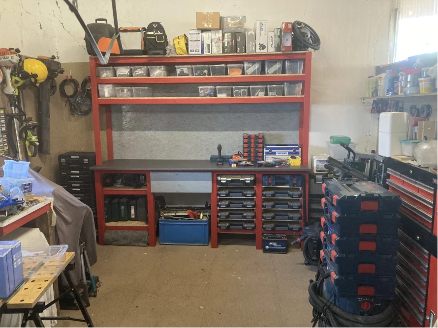 Gut sortierte Werkbank in einer Werkstatt