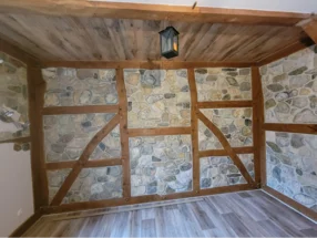 Leerer Raum mit Steinwand und Holzbalken