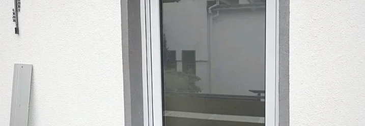 Fenster in einer weißen Hauswand