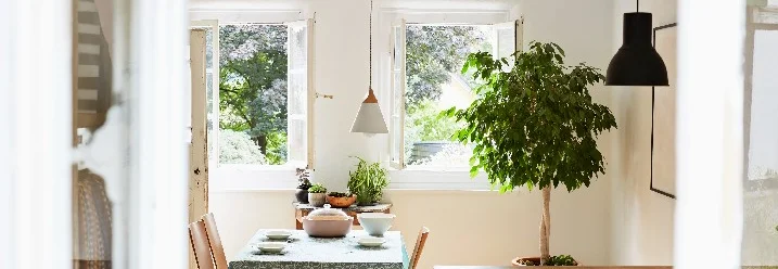 Heller Essbereich mit großem Fenster