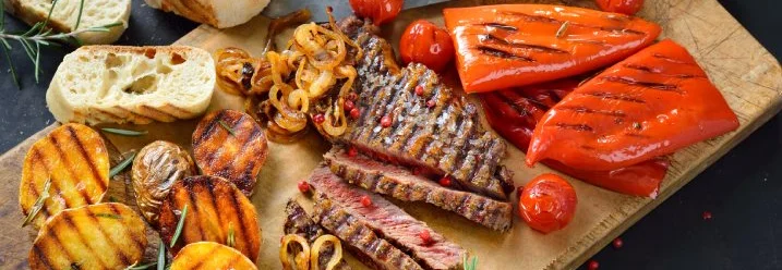 Grillgemüse und Brot mit Branding.
