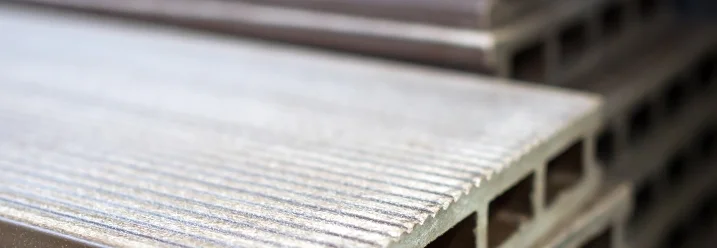 Braune Terrassendielen im Profil