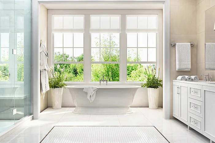 Helles Badezimmer mit freistehender Badewanne