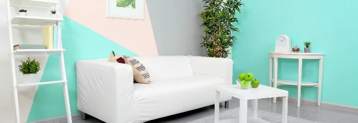 Modernes Wohnzimmer mit farbigem Design