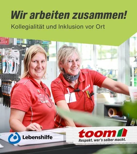 Titelseite der Broschüre: Zwei Mitarbeiterinnen von toom Baumarkt in Voerde stehen in der Gartenabteilung und lächeln in die Kamera