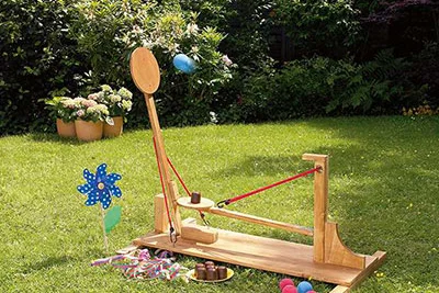 Ein Katapult aus Holz auf einem Rasen.