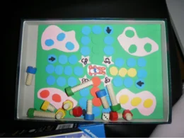Brettspiel mit Schrauben als Spielfiguren