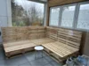 Sitzecke aus Paletten mit kleinem Tisch