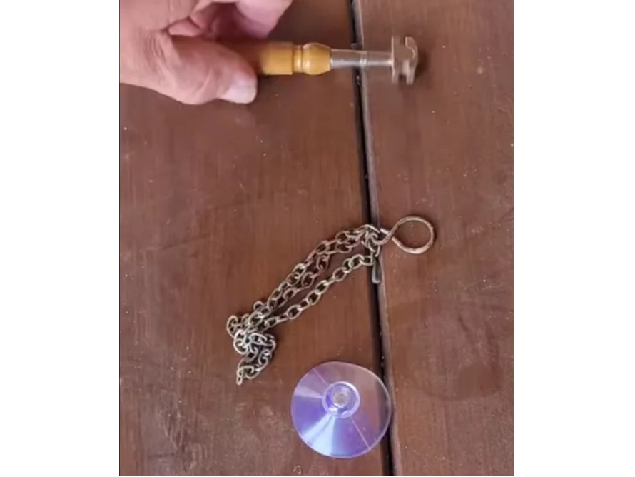 Hand benutzt einen Glaser auf einer Holzoberfläche