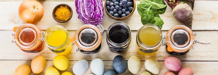 Bunte Ostereier und natürliche Farbstoffe