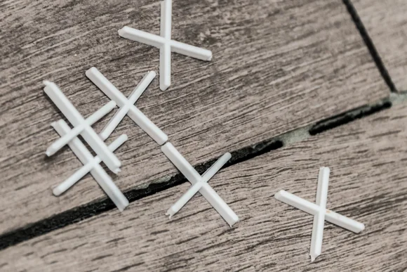 Fliesenkreuze auf Holz