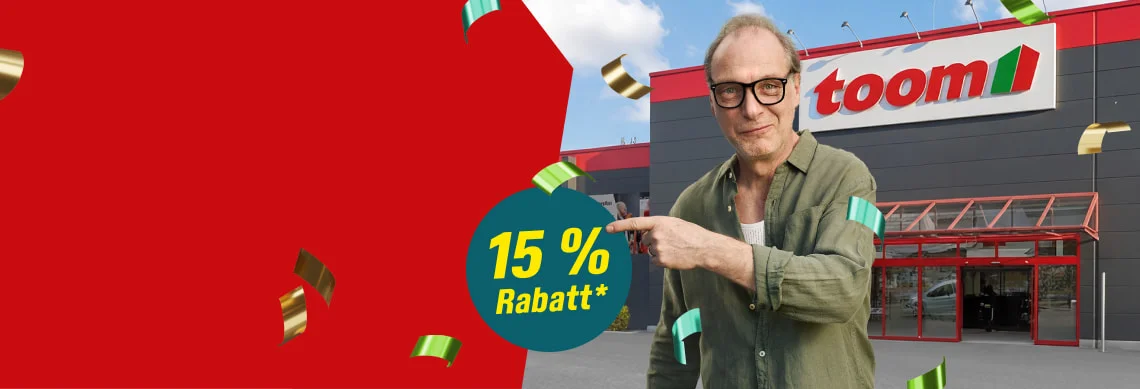 Person zeigt auf einen 15-Prozent-Rabatt vor einem Baumarkt mit Konfetti.