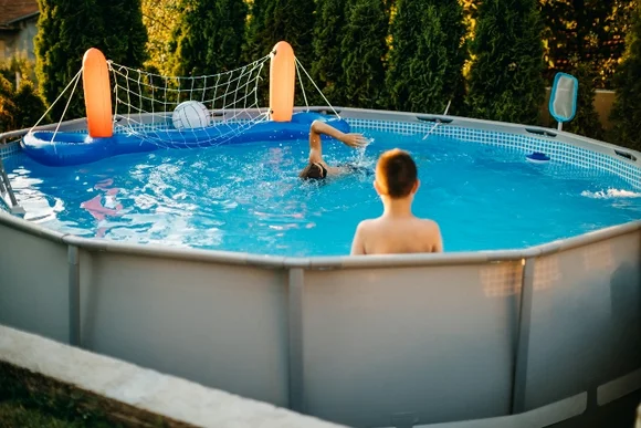 Zwei Kinder in einem Aufstellpool