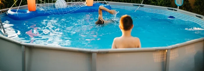 Zwei Kinder in einem Aufstellpool