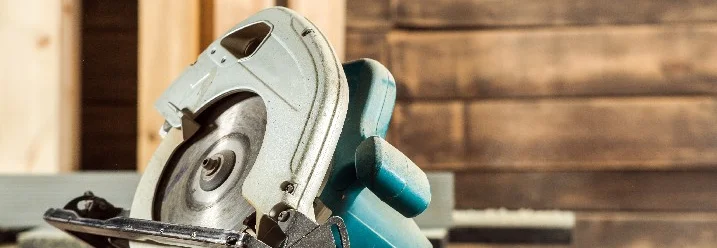 Handkreissäge auf Werkbank