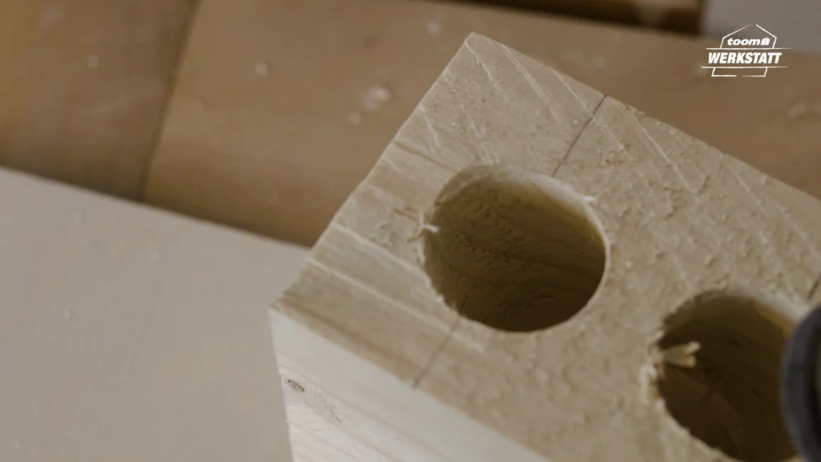 Holzbalken mit runden Aussparungen