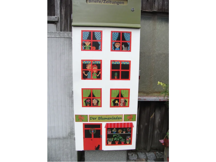 Bemalter Briefkasten als Blumenladen