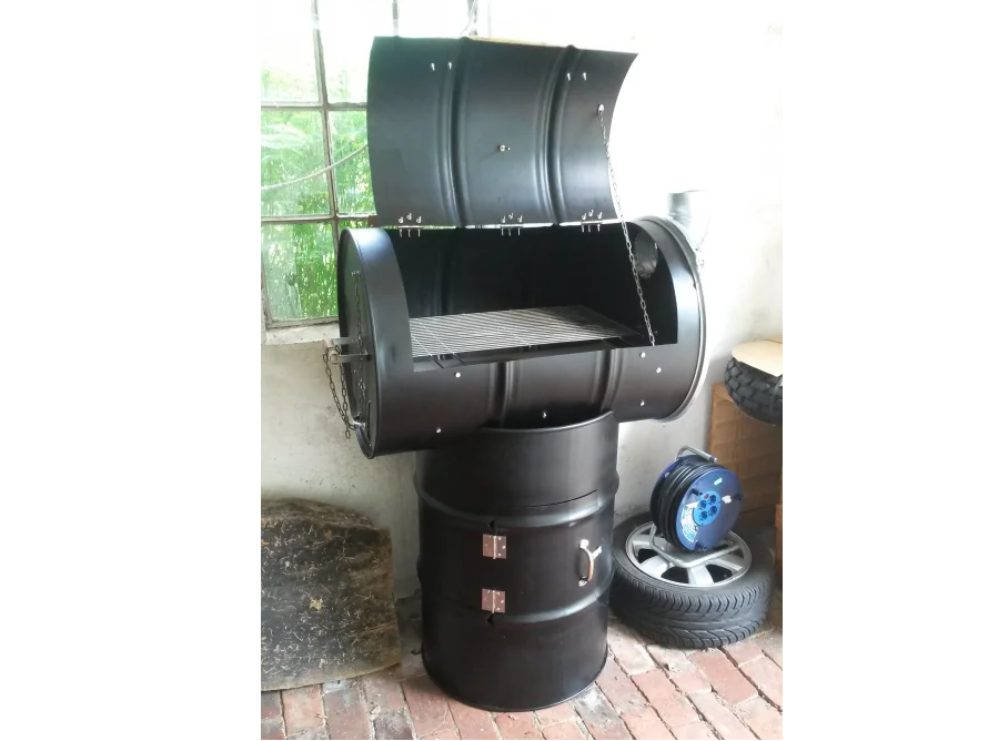 Ein Grill aus zwei übereinander gestapelten Ölfässern.