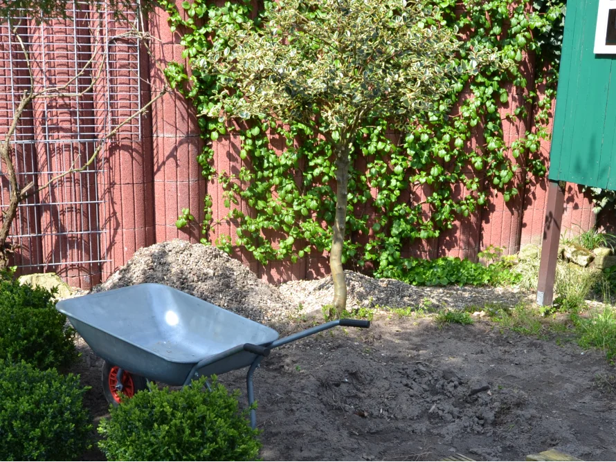Schubkarre und ein Haufen Kies