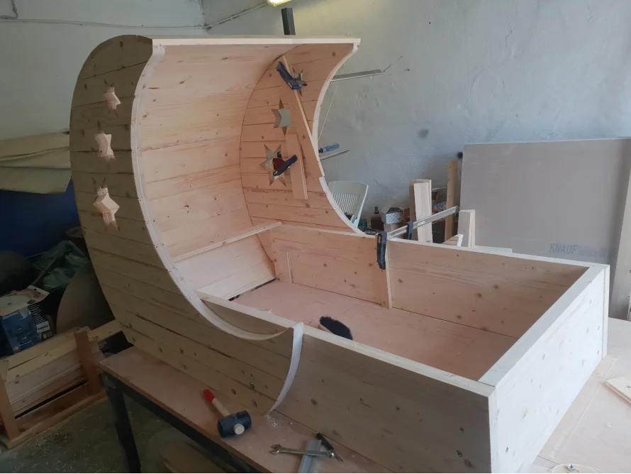 Holzbett in Mondform