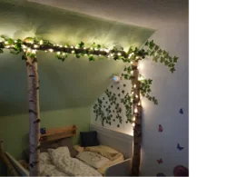 Kinderzimmer mit Birkenstamm-Deko