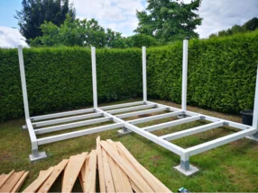Holzgerüst auf Rasenfläche