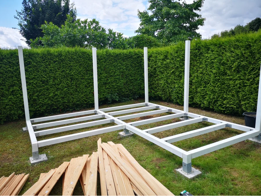 Holzgerüst auf Rasenfläche