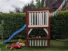Spielturm mit Rutsche im Garten