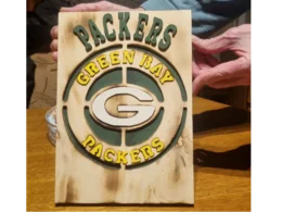 Ein Holzschild mit einem Logo.