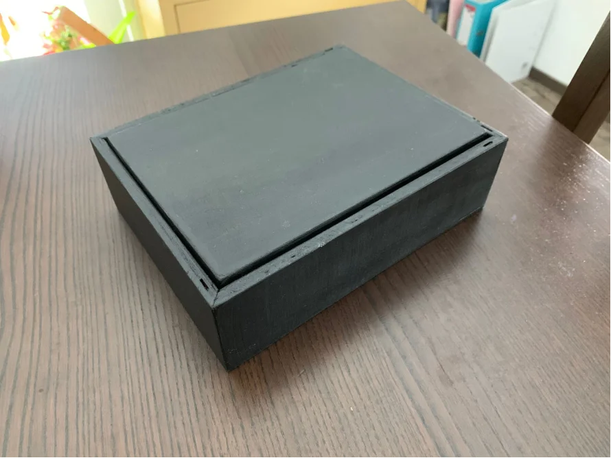 Schwarze Holzkiste mit Deckel