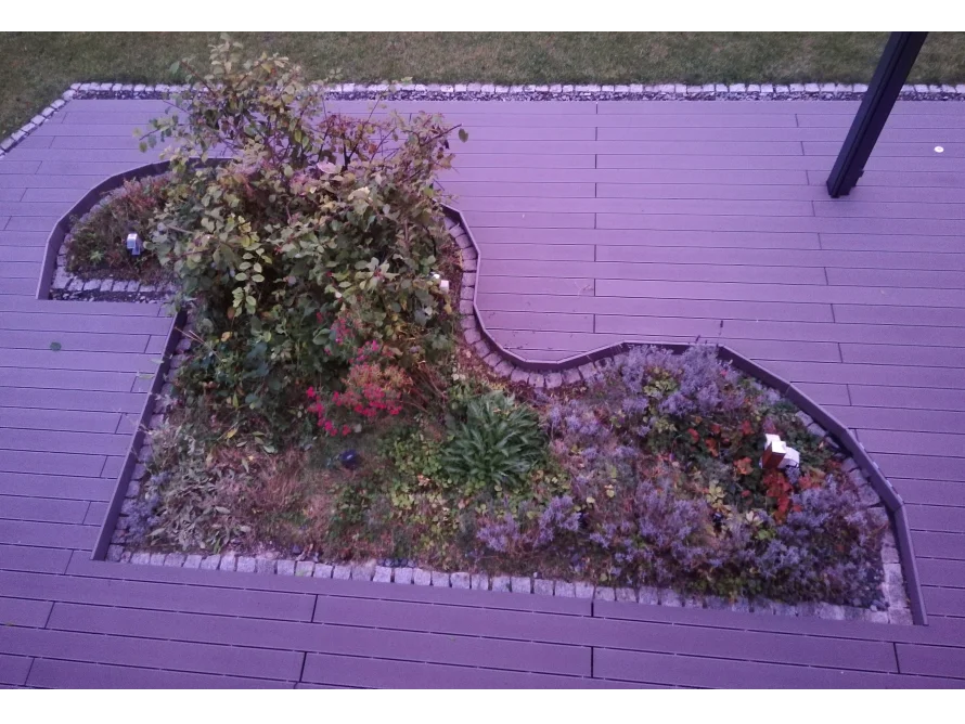 Holzterrasse mit Blumenbeet